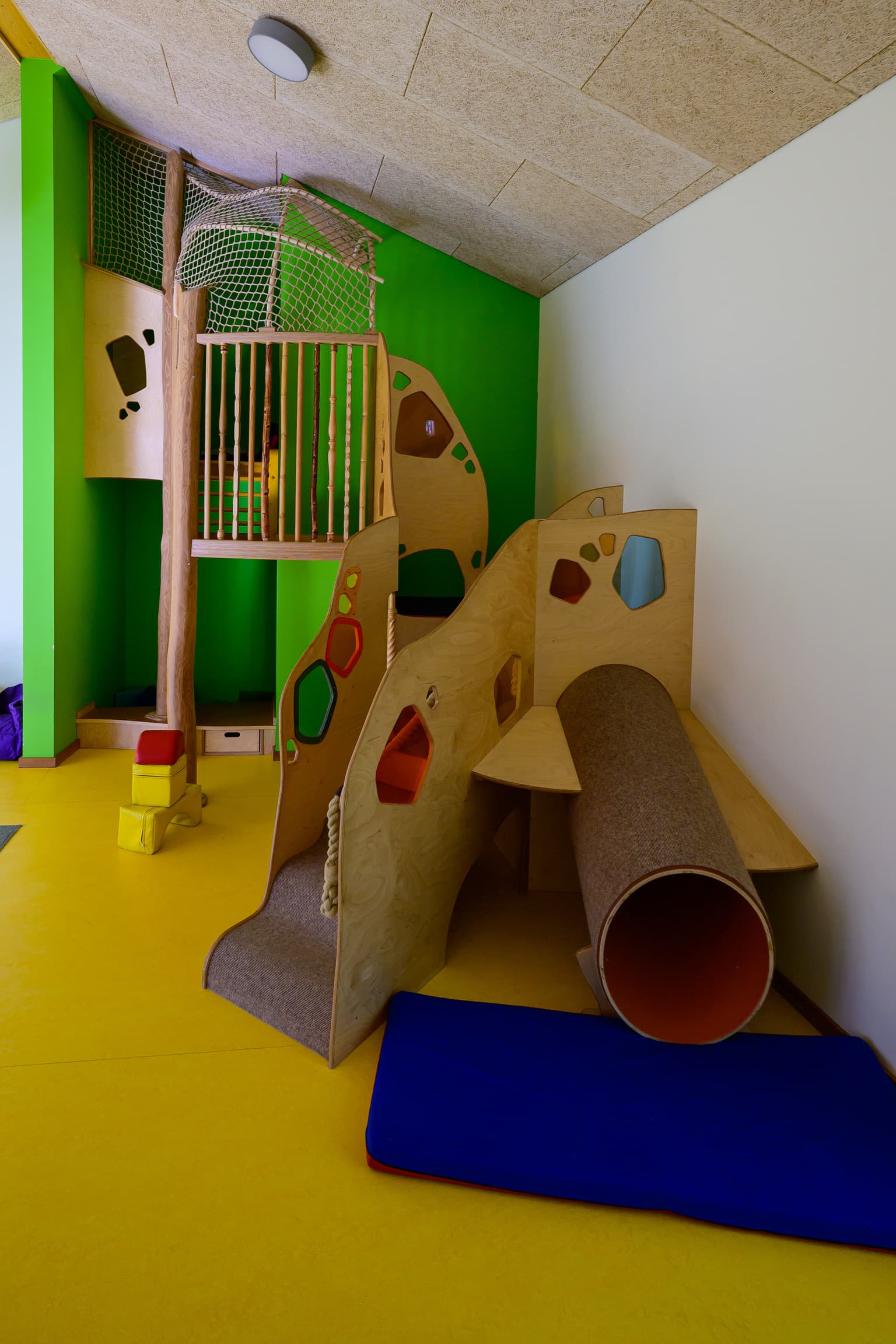 Holz-Kletterlandschaft mit bunten Elementen in der Bewegungslandschaft